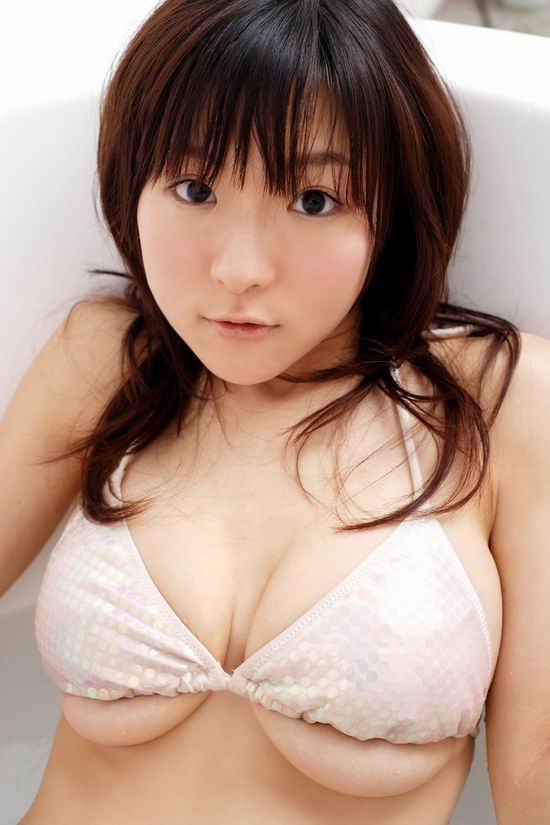 16岁丰满美女大胸把内衣都要撑爆