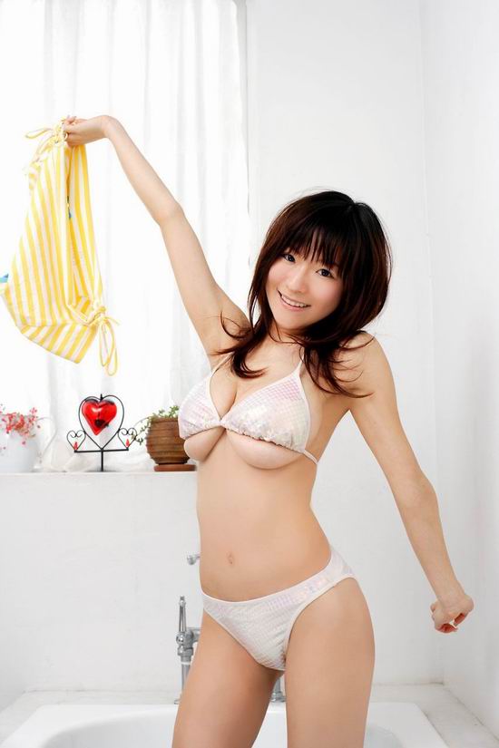 16岁丰满美女大胸把内衣都要撑爆