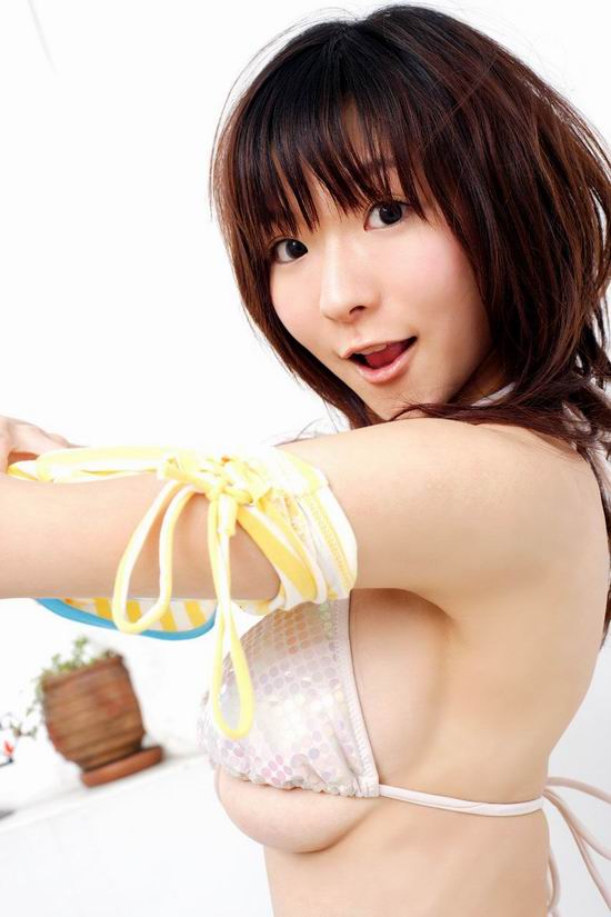 16岁丰满美女大胸把内衣都要撑爆