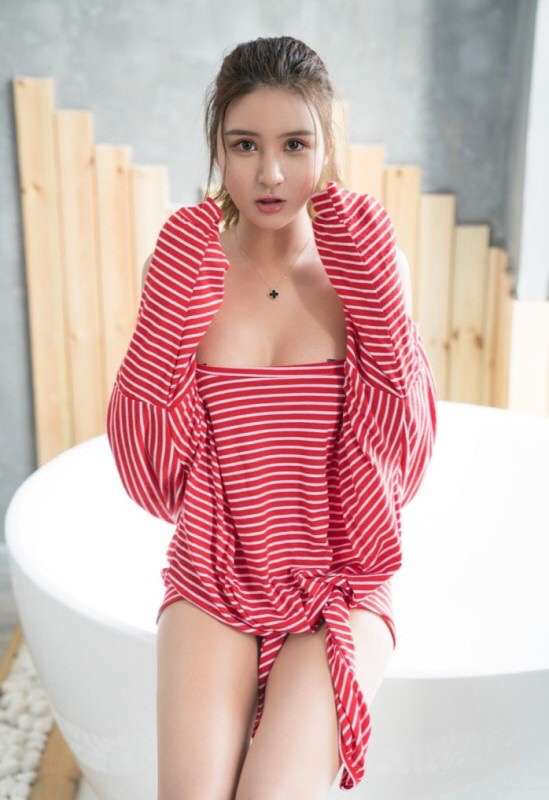 激情爆乳美女顾奈奈乳贴装人体写真