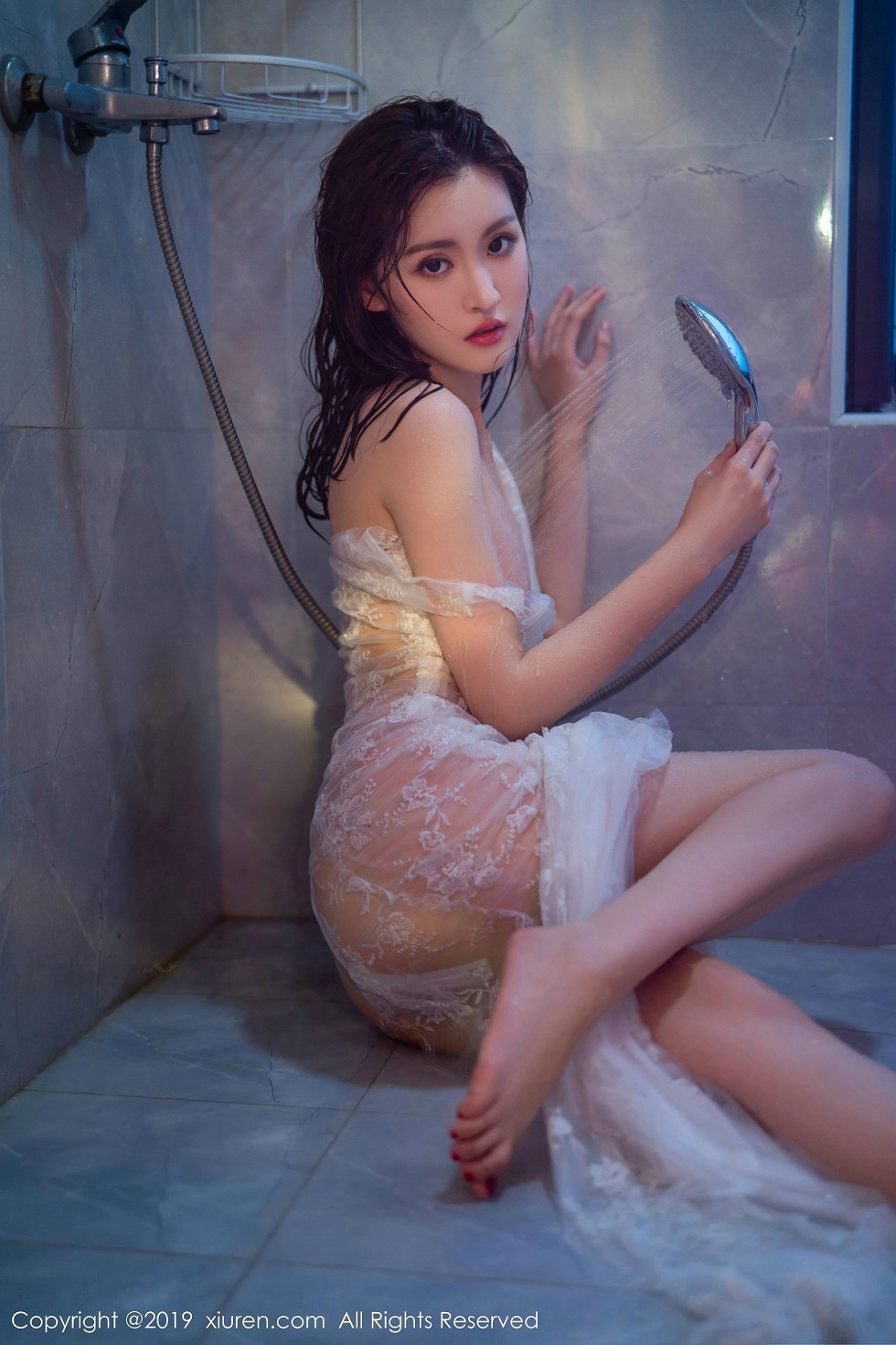 嫩模沈梦瑶透视薄纱裙湿身秀火辣身材