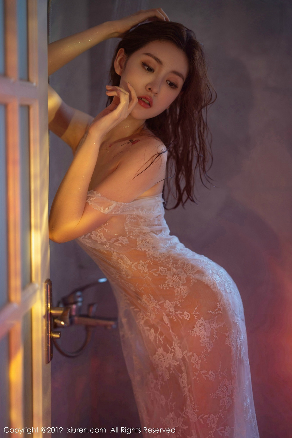 嫩模沈梦瑶透视薄纱裙湿身秀火辣身材