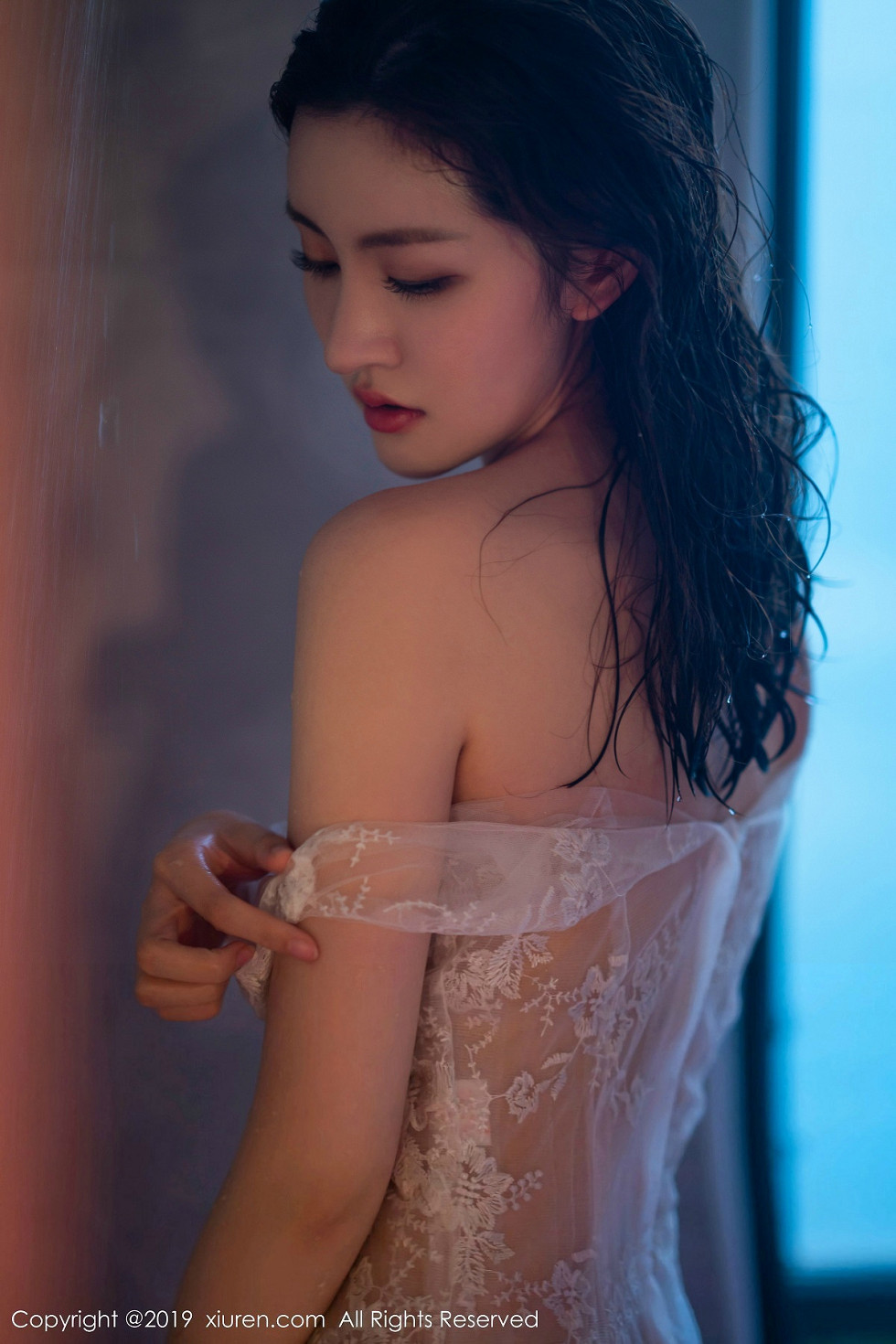 嫩模沈梦瑶透视薄纱裙湿身秀火辣身材