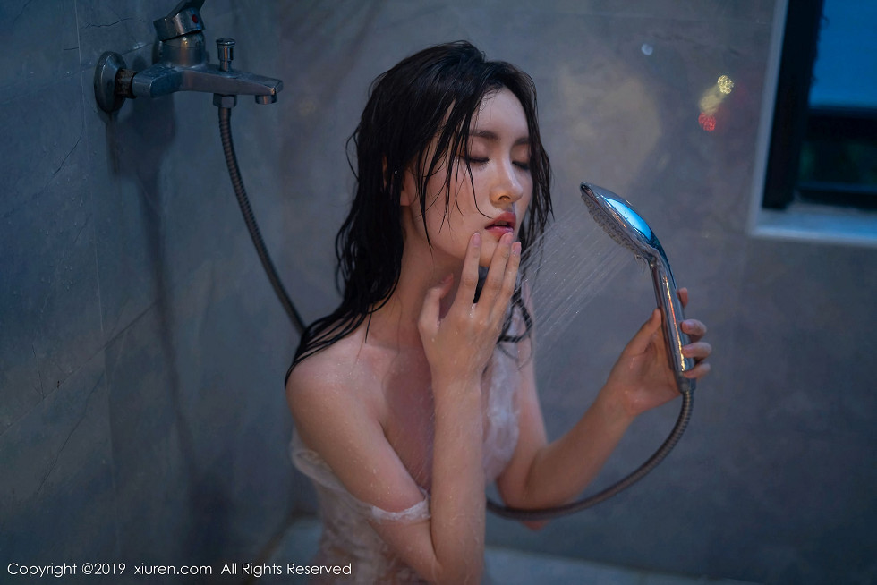 嫩模沈梦瑶透视薄纱裙湿身秀火辣身材