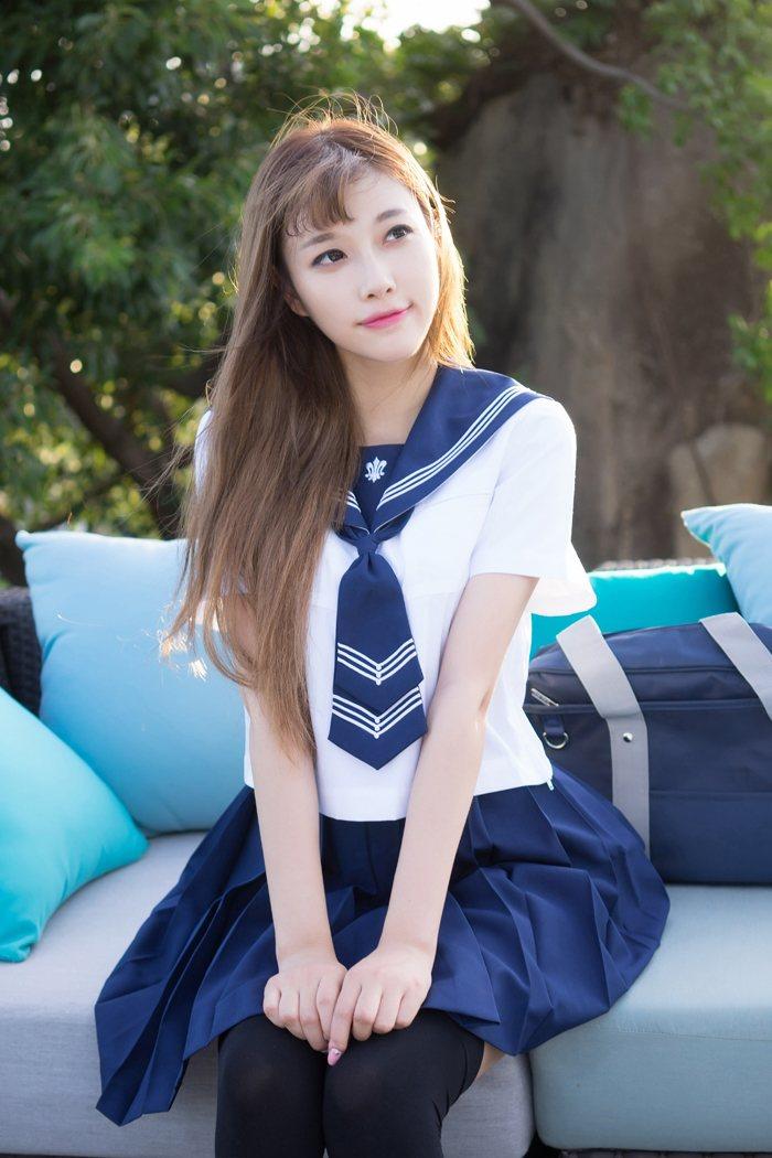 漂亮萌妹子学生制服清新诱惑