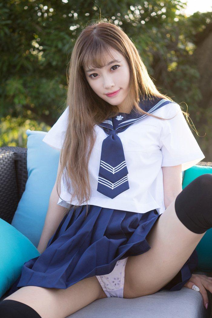 漂亮萌妹子学生制服清新诱惑