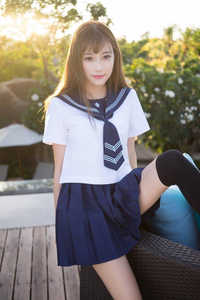 漂亮萌妹子学生制服清新诱惑