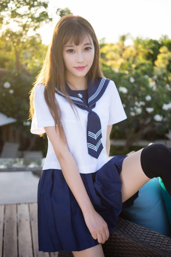 漂亮萌妹子学生制服清新诱惑