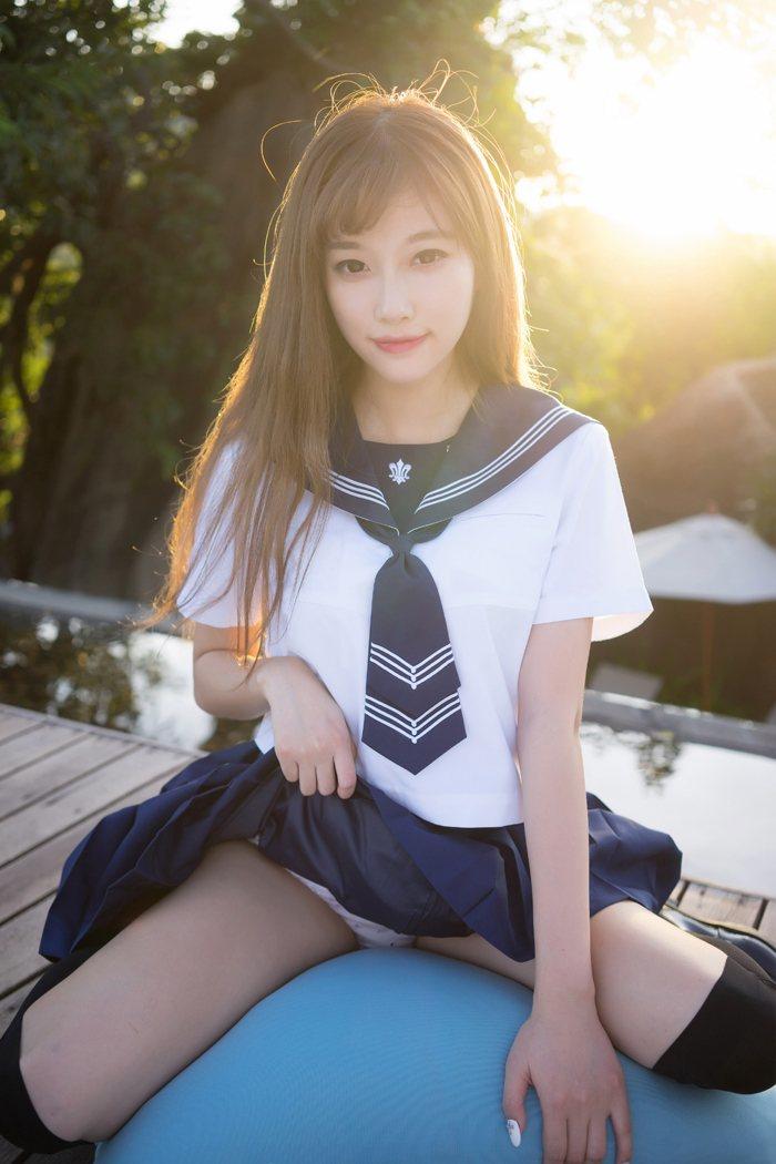 漂亮萌妹子学生制服清新诱惑