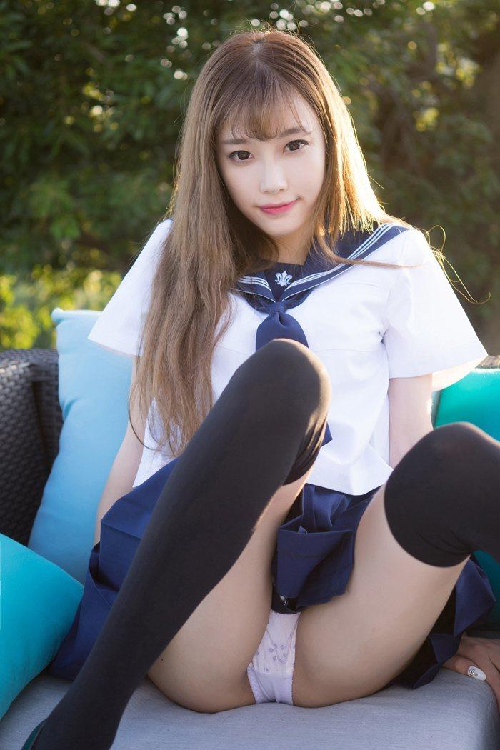 漂亮萌妹子学生制服清新诱惑