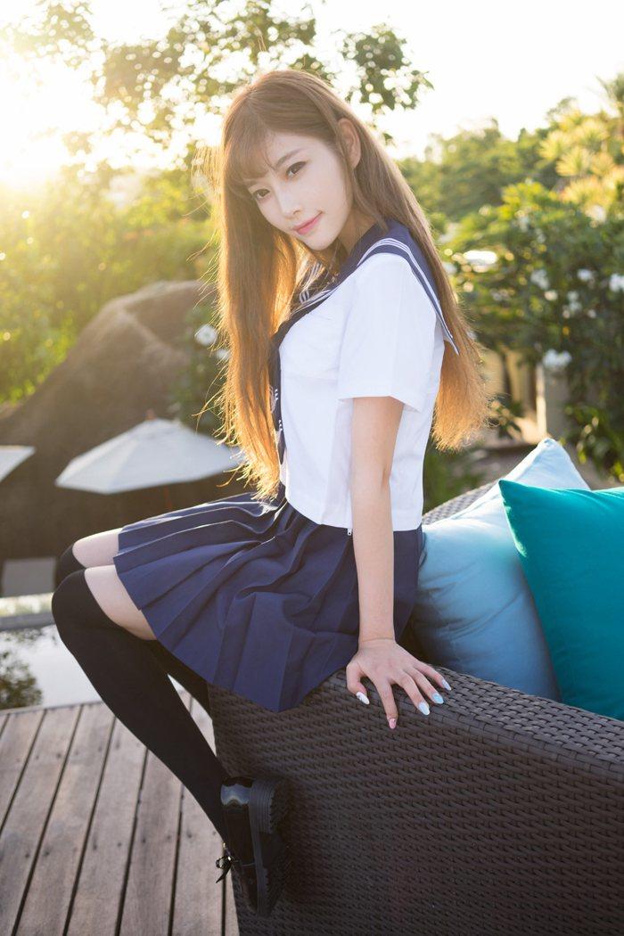 漂亮萌妹子学生制服清新诱惑