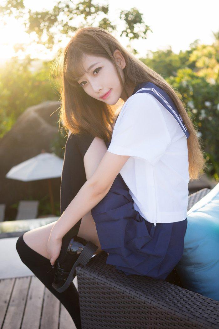 漂亮萌妹子学生制服清新诱惑