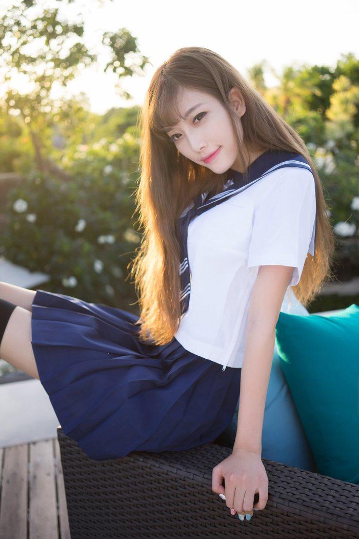 漂亮萌妹子学生制服清新诱惑