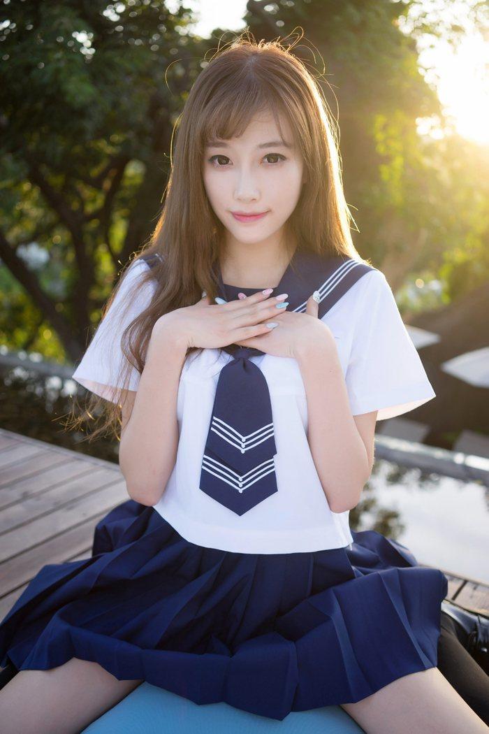 漂亮萌妹子学生制服清新诱惑