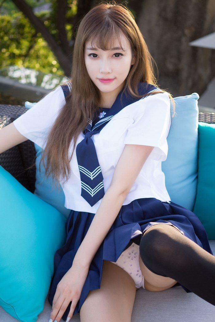 漂亮萌妹子学生制服清新诱惑