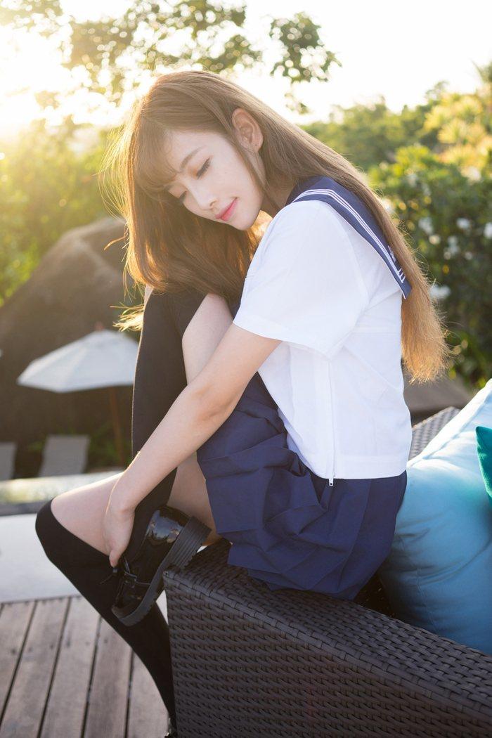 漂亮萌妹子学生制服清新诱惑
