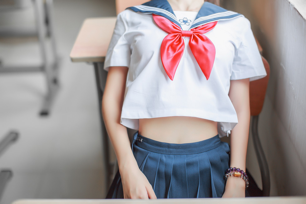 清纯美女疯猫ss同桌的水手服性感写真