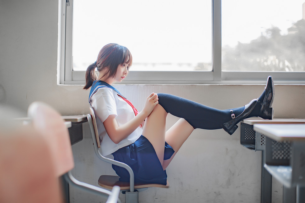 清纯美女疯猫ss同桌的水手服性感写真