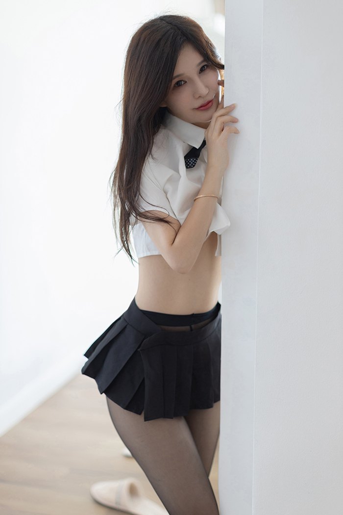 火辣学生制服张雨萌黑丝短裙袒胸露乳