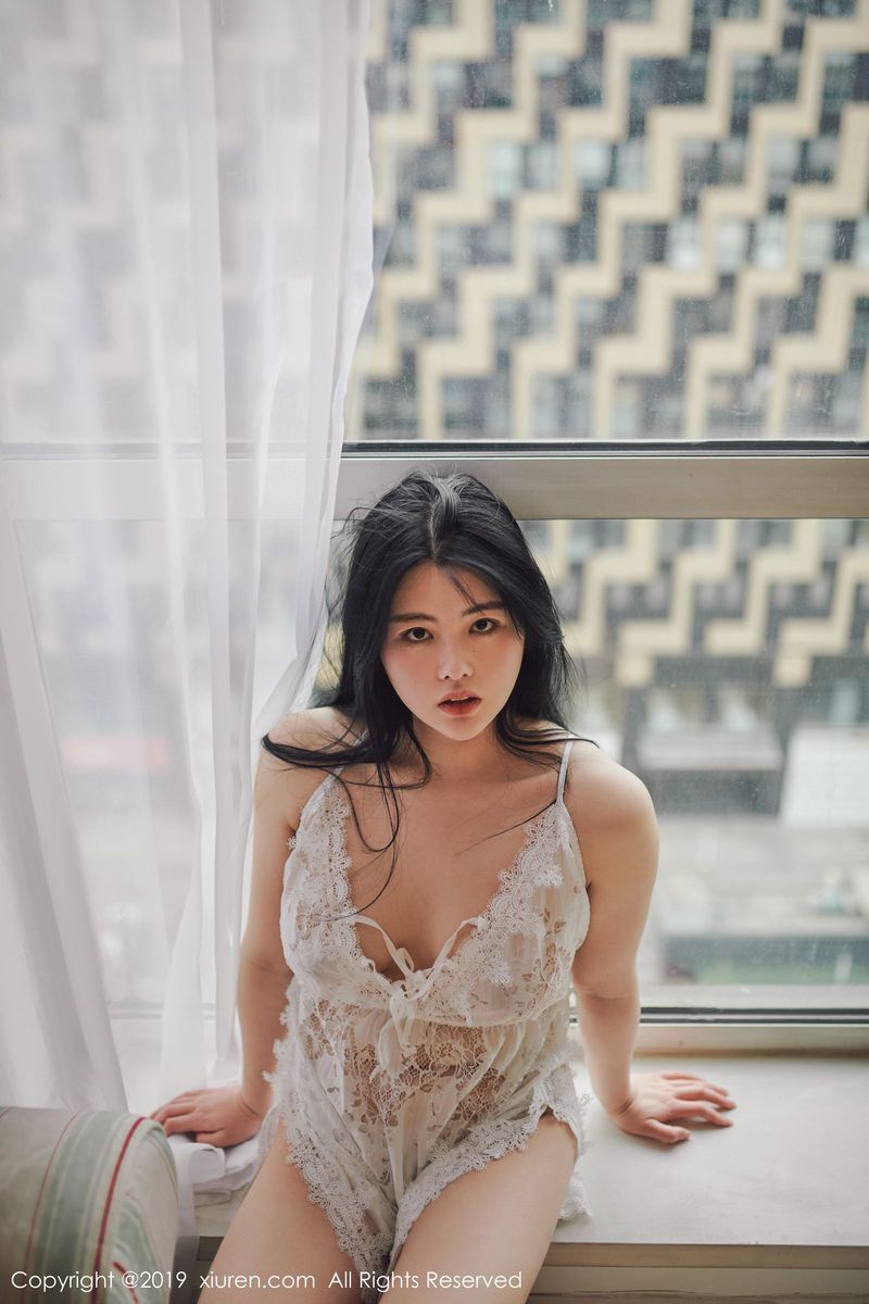 气质圆润美女娜露精致内衣诱惑