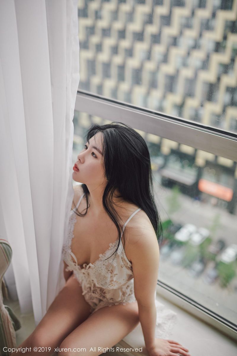 气质圆润美女娜露精致内衣诱惑