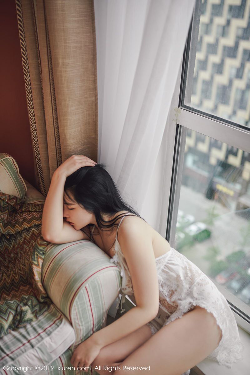 气质圆润美女娜露精致内衣诱惑