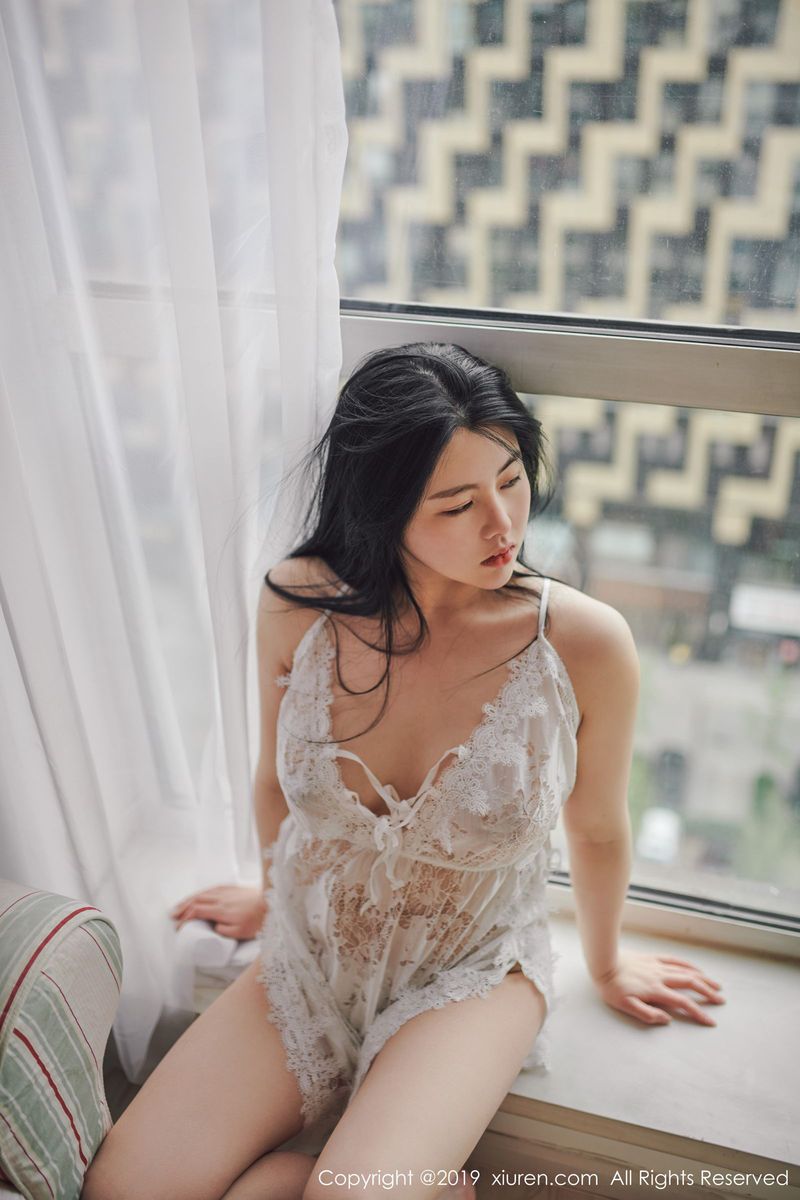 气质圆润美女娜露精致内衣诱惑