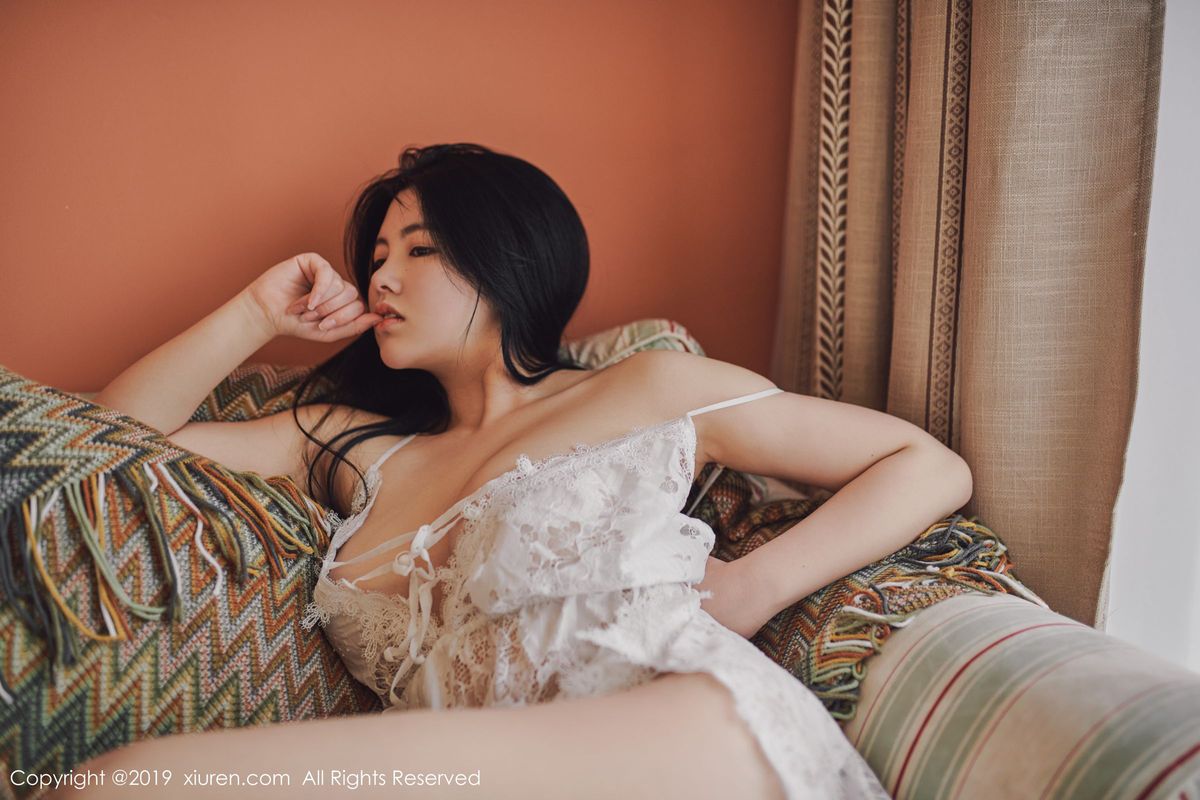 气质圆润美女娜露精致内衣诱惑