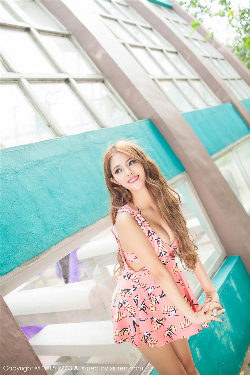 爱蜜社大胸美女妍妍丰满性感户外美照