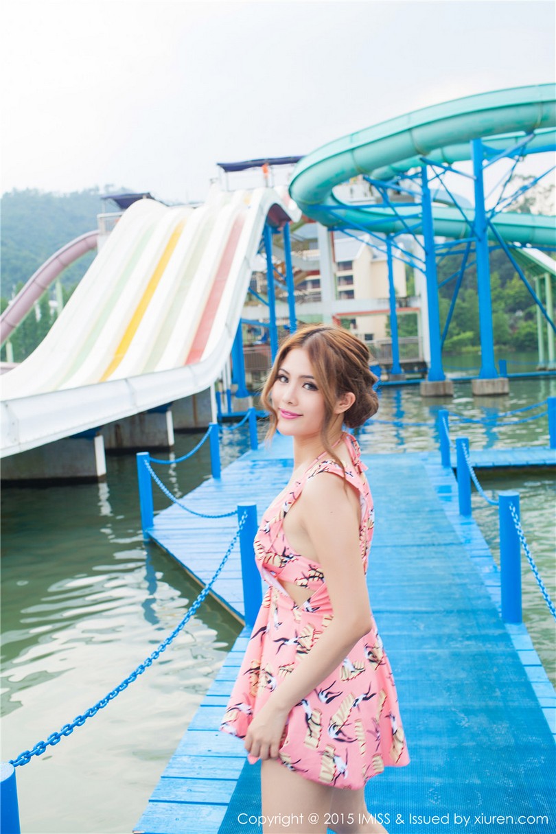 爱蜜社大胸美女妍妍丰满性感户外美照