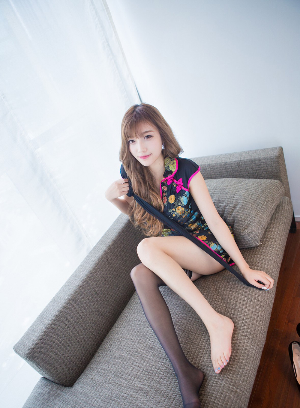爱蜜社女神小甜心CC长腿黑丝袜照片
