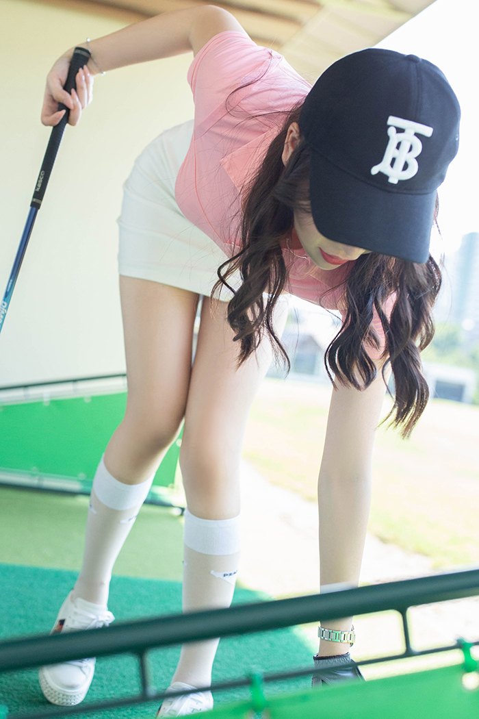 高尔夫美女芝芝包臀短裙可爱性感