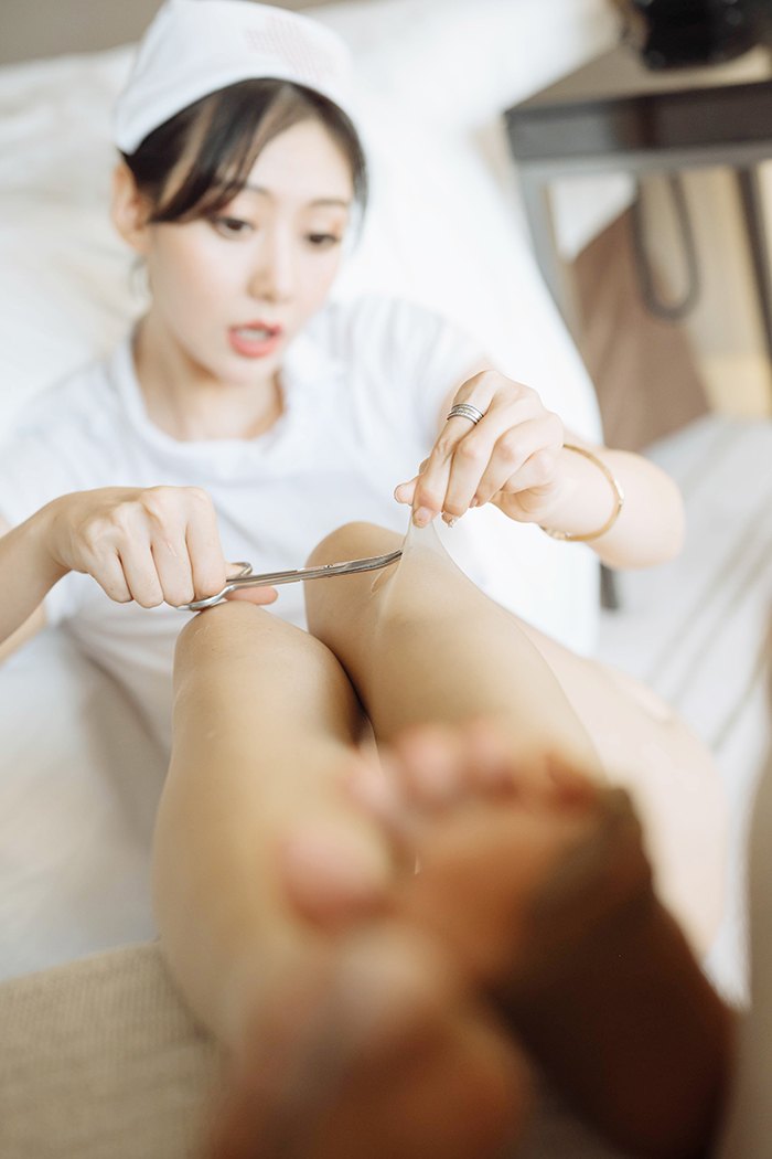 性感女神艺轩破丝袜极品诱人护士装诱惑