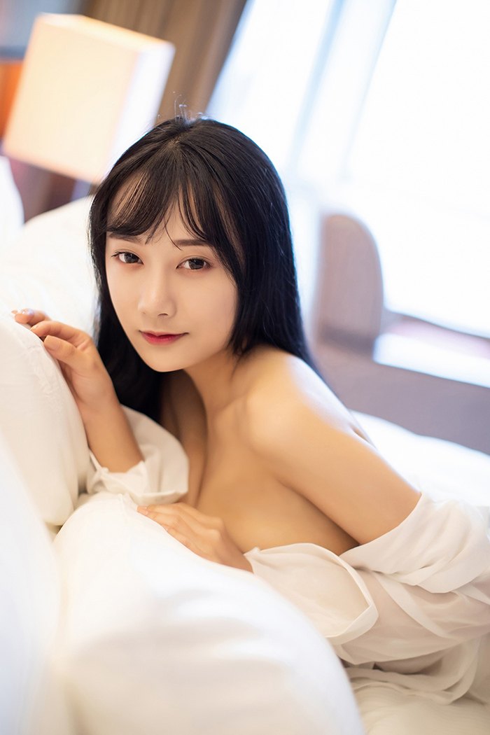 诱惑美人酥胸长腿嫩脚搭配白丝袜