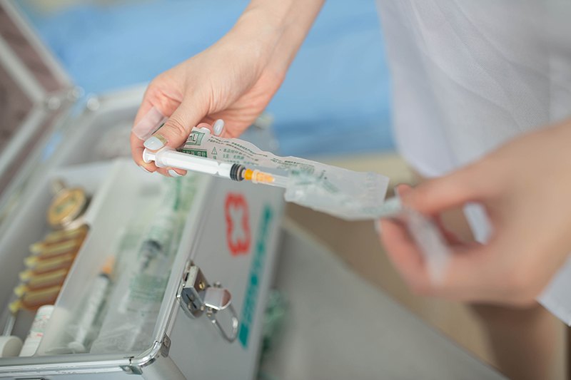 美女小护士安然肉丝美腿退烧治病