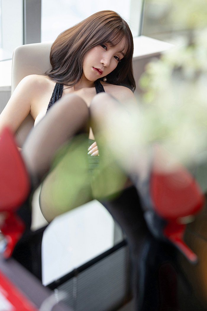 多情秘书周于希带你体验丝袜美腿诱惑