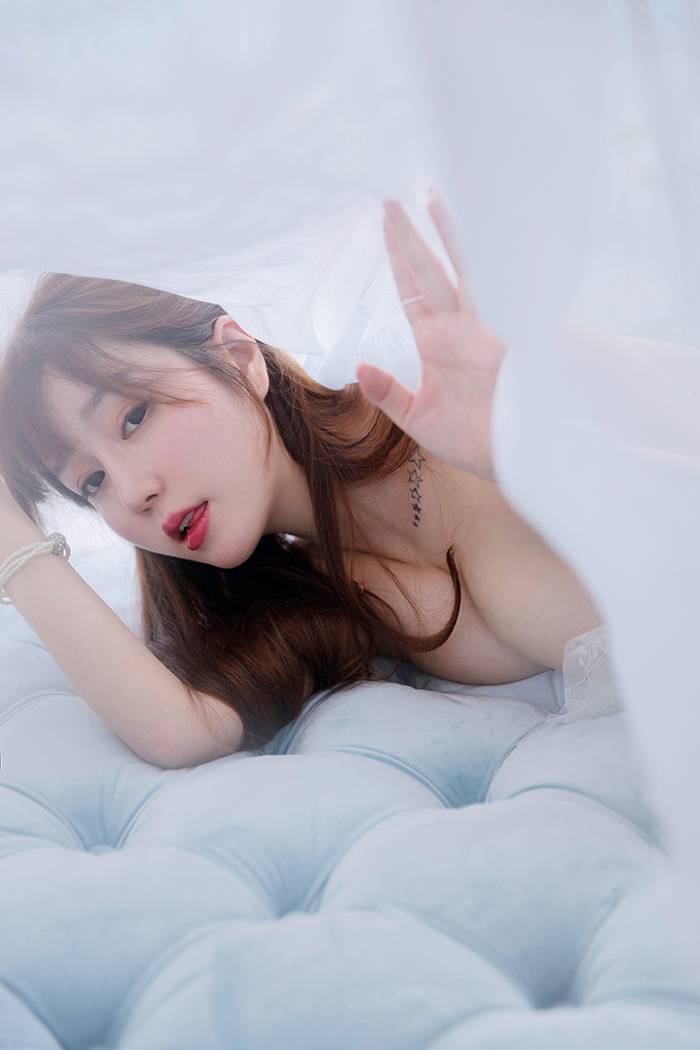 性感美女王雨纯手托巨乳咬唇魅惑