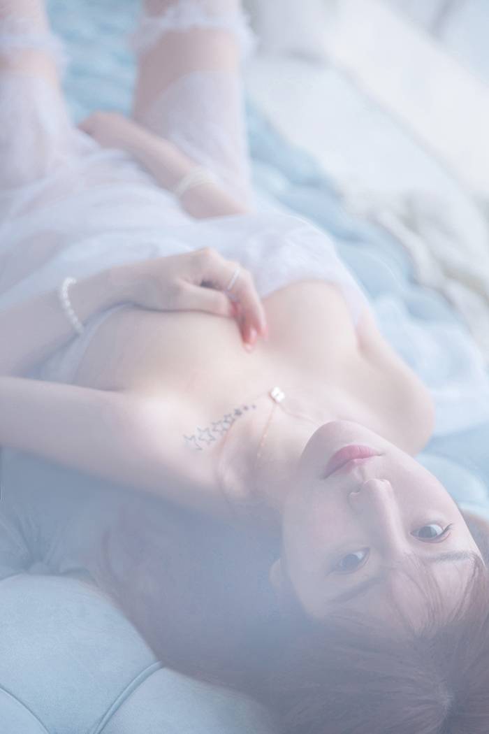 性感美女王雨纯手托巨乳咬唇魅惑