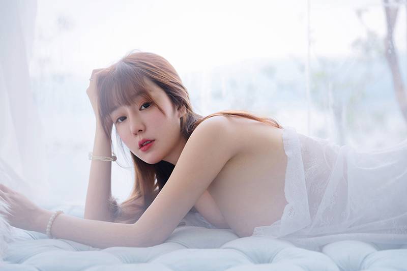 性感美女王雨纯手托巨乳咬唇魅惑