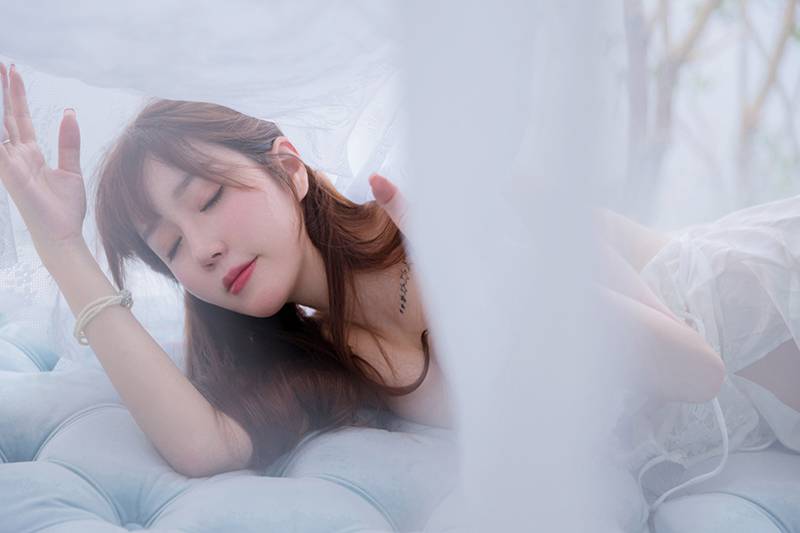 性感美女王雨纯手托巨乳咬唇魅惑