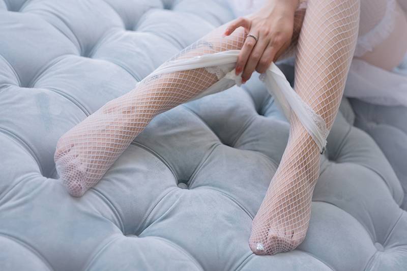 性感美女王雨纯手托巨乳咬唇魅惑
