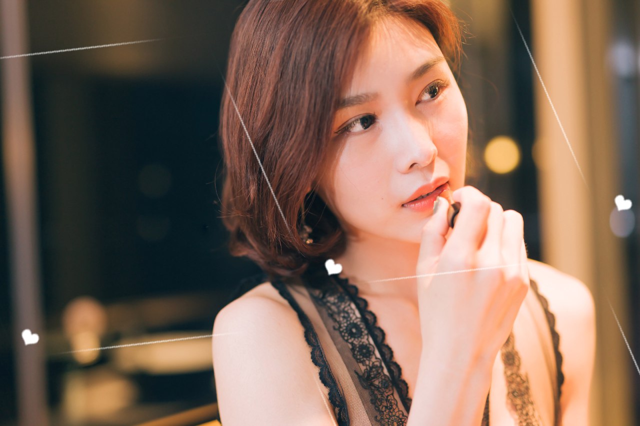 绝美少妇闫盼盼露乳睡裙装诱惑