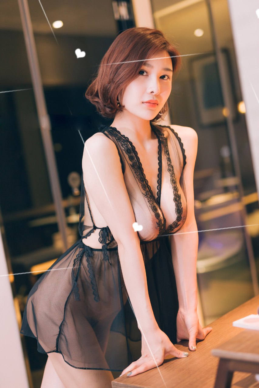 绝美少妇闫盼盼露乳睡裙装诱惑