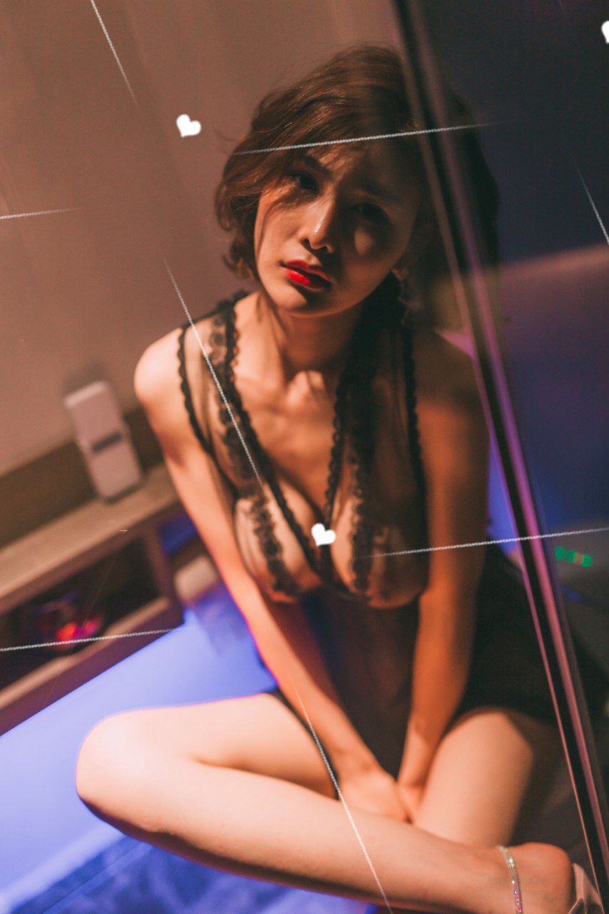 绝美少妇闫盼盼露乳睡裙装诱惑