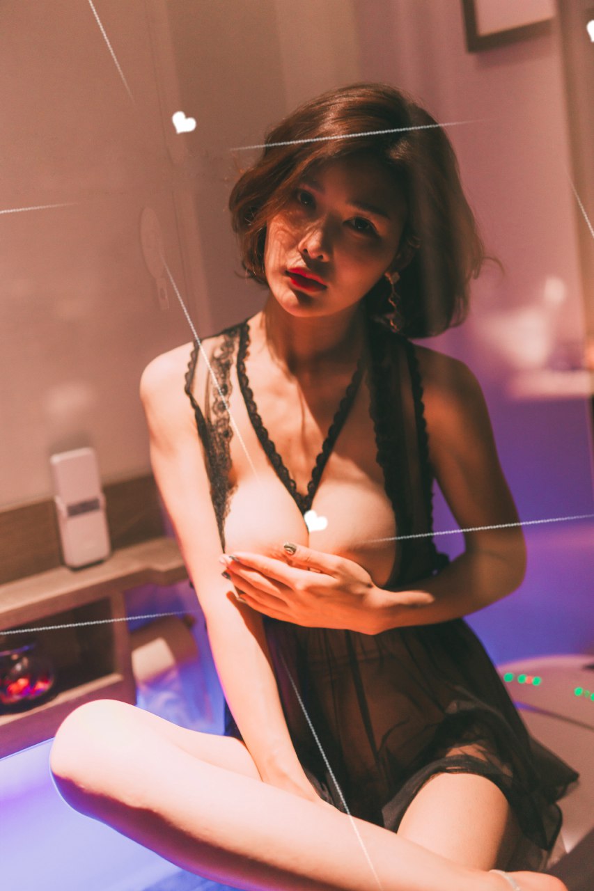 绝美少妇闫盼盼露乳睡裙装诱惑