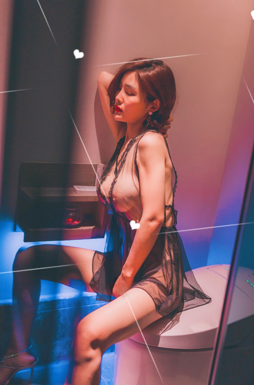 绝美少妇闫盼盼露乳睡裙装诱惑