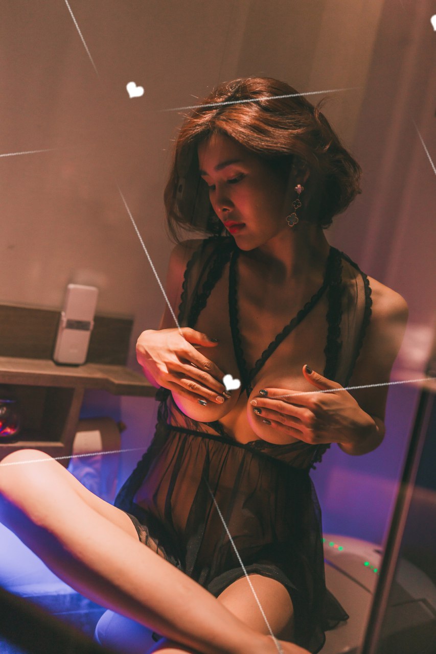 绝美少妇闫盼盼露乳睡裙装诱惑