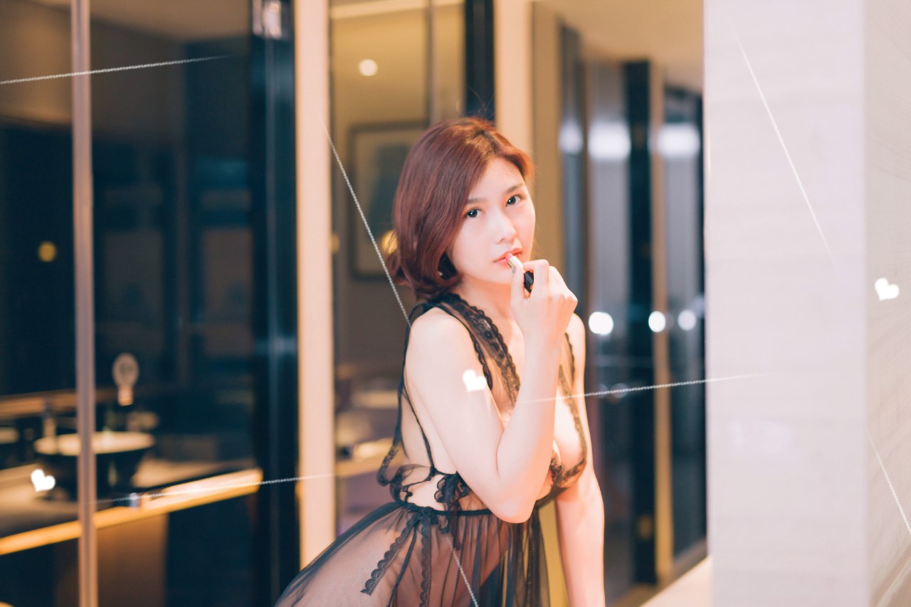 绝美少妇闫盼盼露乳睡裙装诱惑
