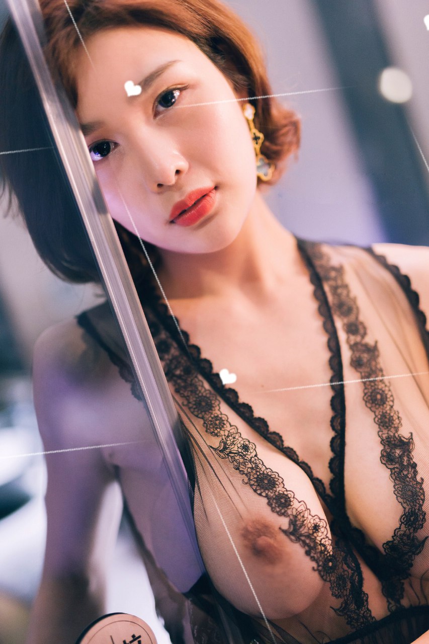 绝美少妇闫盼盼露乳睡裙装诱惑