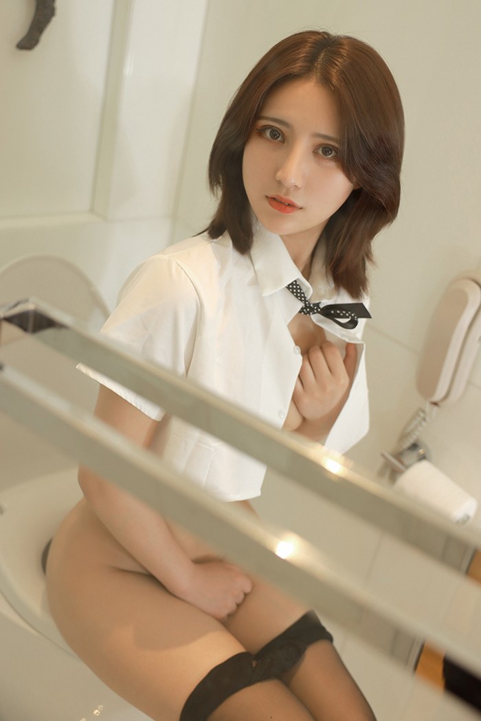 风骚黑丝美女久久手遮半乳大秀蜜汁美臀